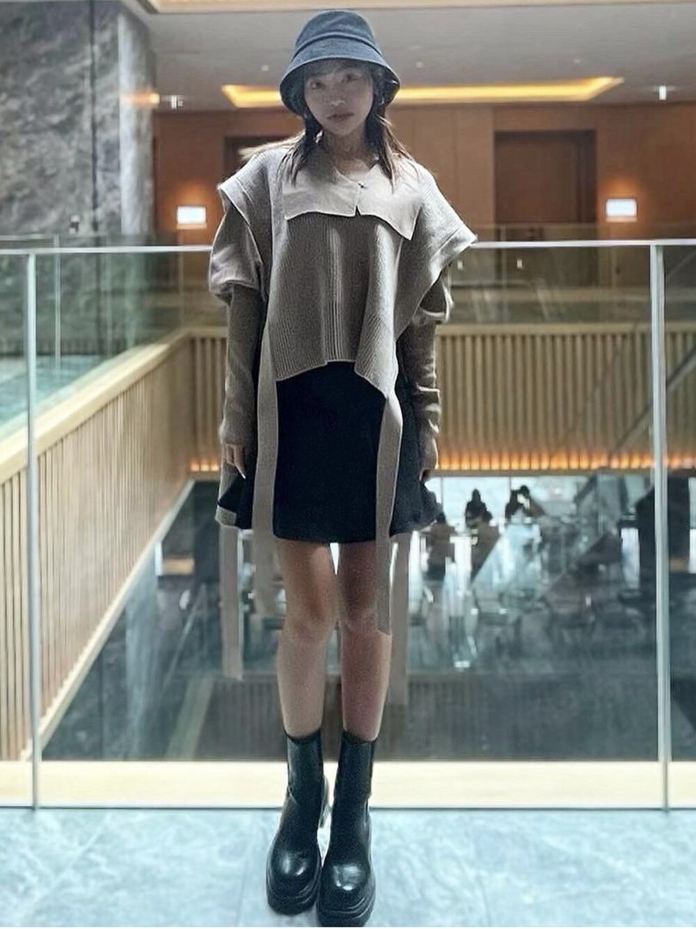 「休日スタイル、オトナ女子、rienda、ニットコーデ、ブーツスタイル、ニットベスト、バケットハット、ショートパンツ、大人かわいい、冬のコーデ、休日コーデ、30代コーデ、大人ガーリー」｜「riendaのVネックニットベスト（ベスト、ベージュ系）」を使った、みすさち【見須幸代】さん（レディース・160cm）の秋コーディネートの1枚目の写真
