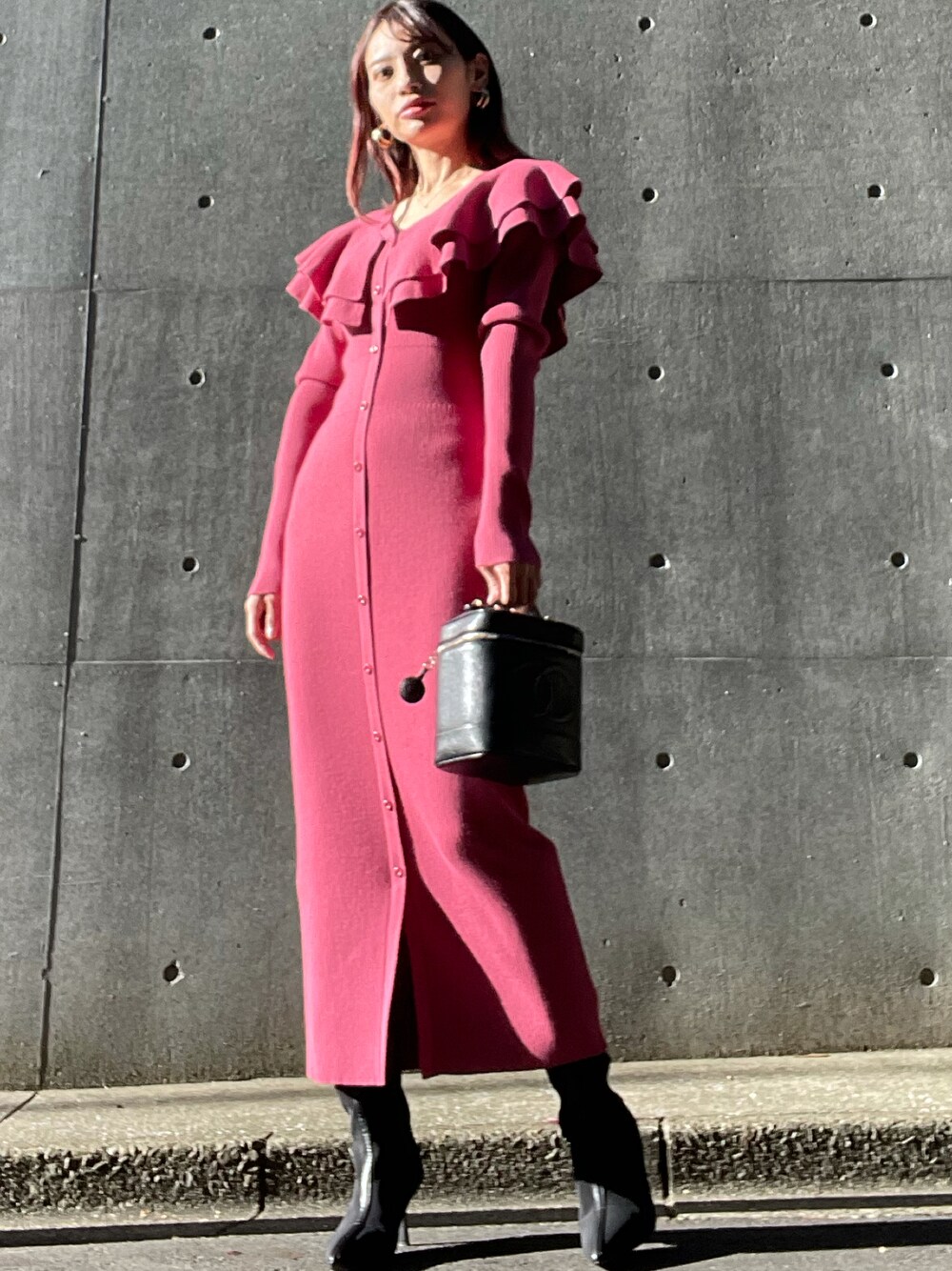 「シンプルコーデ、rienda、休日スタイル、デート、デートスタイル（WOMEN）、大人ガーリー、ロングワンピース、ニットワンピース、rienda コーデ、バレンタインコーデ、フェミニン」｜「CHANELのアイテム（バッグ、ブラック系）」を使った、みすさち【見須幸代】さん（レディース・160cm）の冬コーディネートの1枚目の写真
