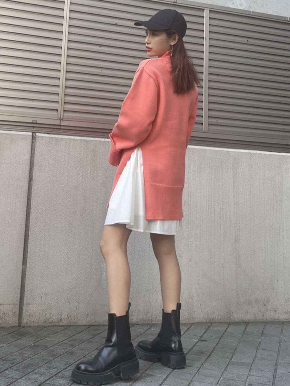 「春、シンプル、ゆるコーデ、ラクチンコーデ、春カラー、大人カジュアル、rienda、春服みてみて、カラー×コーデ、パステルカラー、オーバーサイズ、ワンピース、はるコーデ、カジュアル、スポーティ」｜「riendaのハイネックシャツコンビニットワンピース（シャツワンピース、オレンジ系）」を使った、みすさち【見須幸代】さん（レディース・160cm）の春コーディネートの1枚目の写真