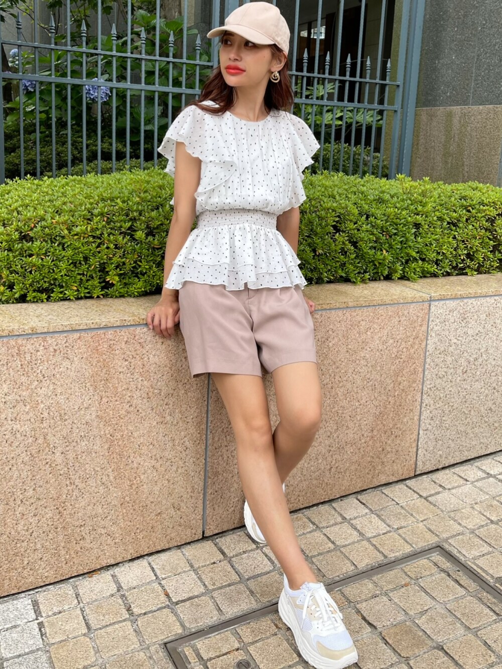「大人カジュアル、rienda、シンプル、大人女子、秋先取りコーデ、ラフ、休日スタイル、パンツコーデ、トレンド、スニーカーコーデ、夏コーデ、ZARA、スニーカー、ガーリー、パンツスタイル」｜「riendaのプリ―ツペプラムトップス（シャツ/ブラウス、ホワイト系）」を使った、みすさち【見須幸代】さん（レディース・160cm）の夏コーディネートの1枚目の写真