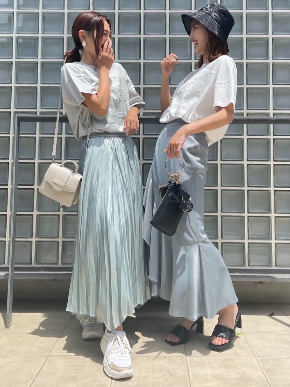 「大人カジュアル、秋のコーデ、大人女子、rienda、ゆるコーデ、ラフ、休日スタイル、リラックススタイル、グリーン、Tシャツ/カットソー、スニーカー、ショルダーバッグ、スニーカーコーデ、スカート、トレンド」｜「riendaのフォームプリントメッセージTシャツ（Tシャツ/カットソー、ブルー系）」を使った、みすさち【見須幸代】さん（レディース・160cm）の夏コーディネートの1枚目の写真