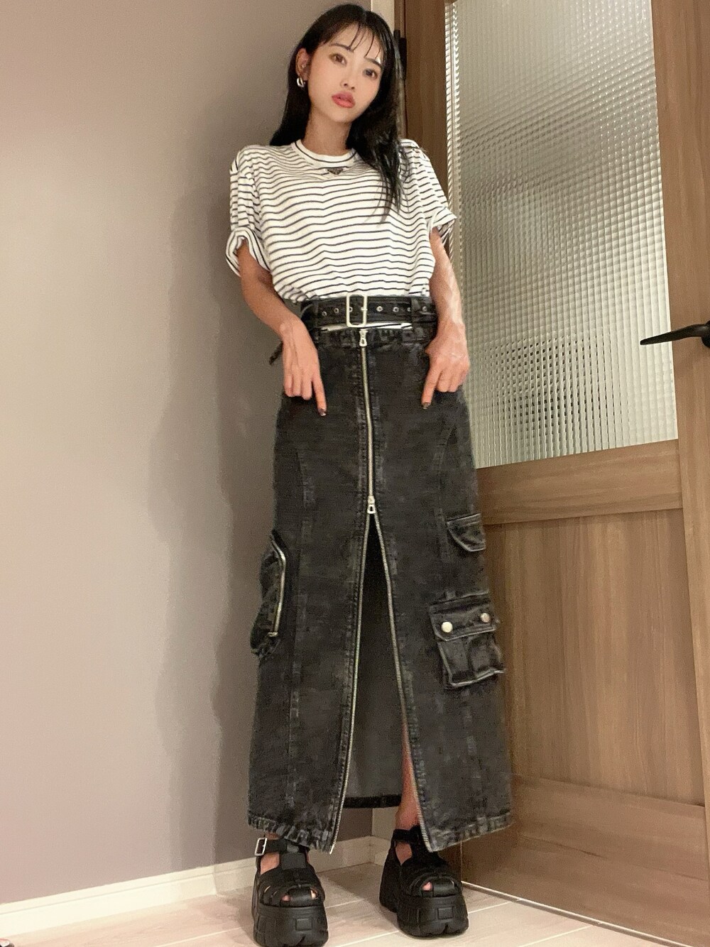 「きれいめカジュアル、夏ファッション、オトナカジュアル、夏服コーデ、大人可愛い、夏だ！Tシャツ着よう！、サンダル、シンプルスタイル、ブラック、オトナ女子、ロングスカート、ゆるコーデ、デニム、カジュアル、Tシャツコーデ」｜「PRADAのアイテム（Tシャツ/カットソー、ホワイト系）」を使った、みすさち【見須幸代】さん（レディース・160cm）の夏コーディネートの1枚目の写真