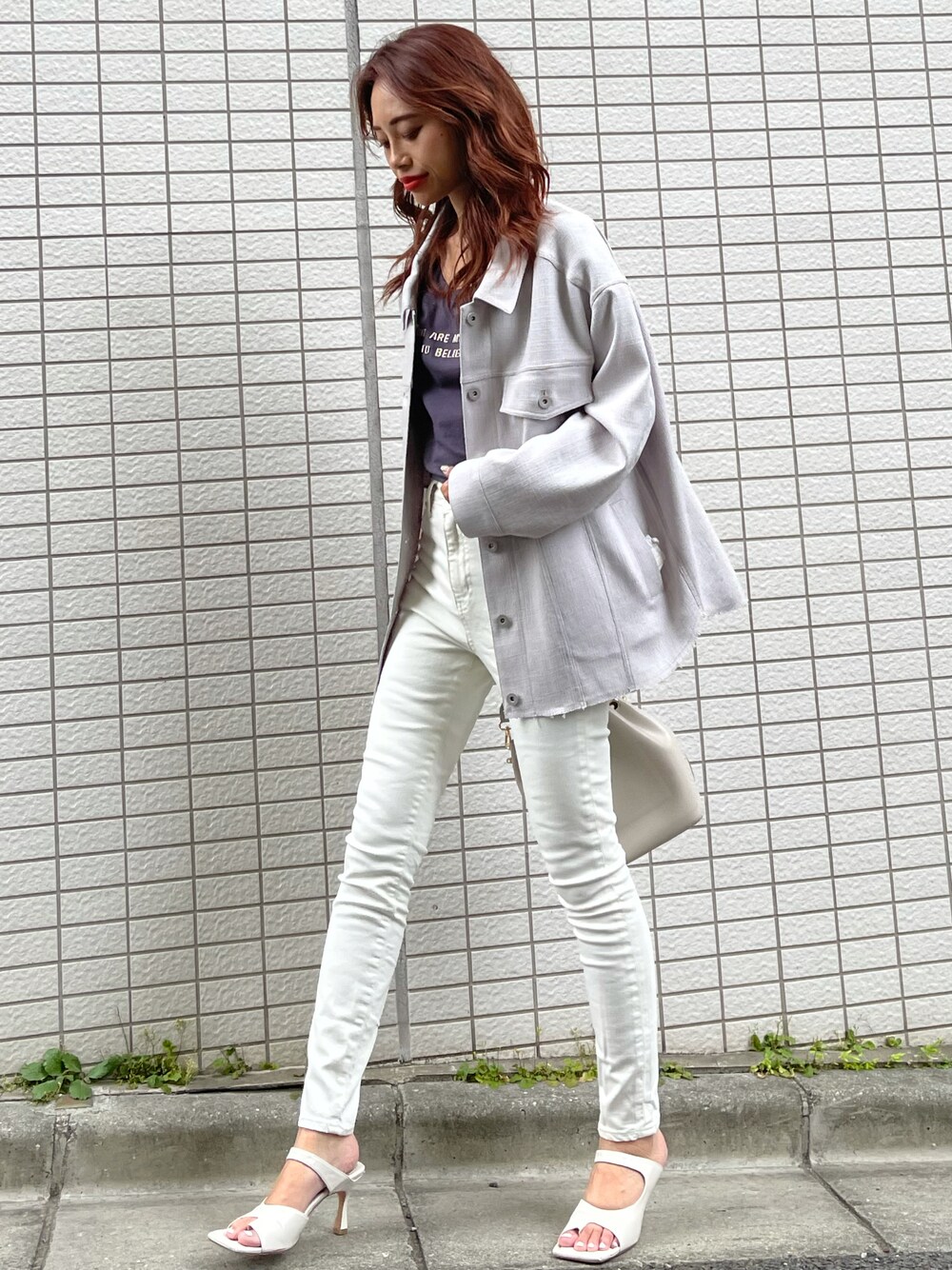 「大人かわいい、rienda、Tシャツ/カットソー、ミニバッグ、雨の日コーデ、大人なカジュアル、大人カジュアル、ootd、デニム」｜「riendaのリネンライクフラップポケットジャケット（ブルゾン、グレー系）」を使った、みすさち【見須幸代】さん（レディース・160cm）の夏コーディネートの1枚目の写真