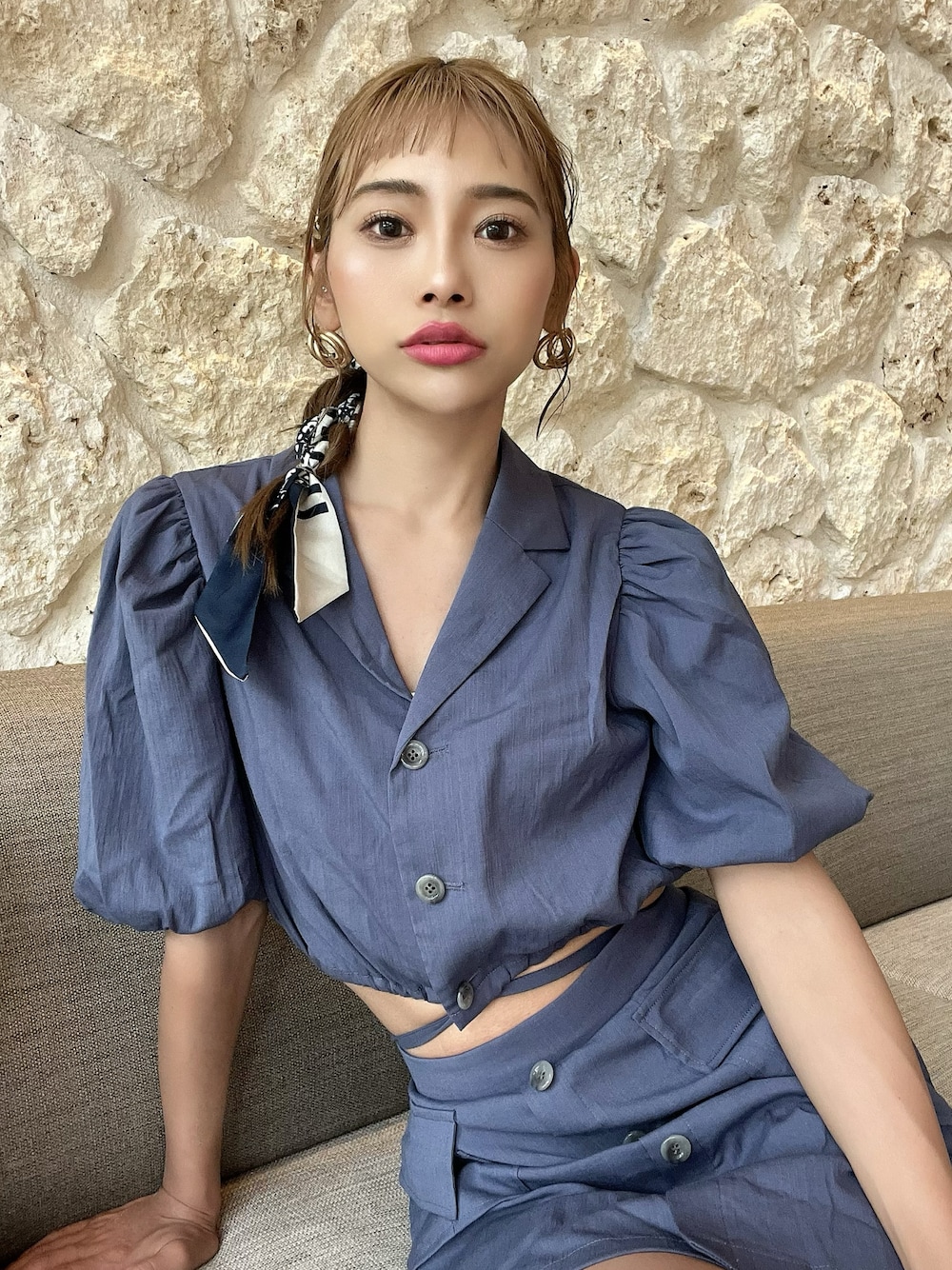 「夏コーデ、リラックススタイル、カジュアルコーデ、rienda、rienda コーデ、お出かけコーデ、オトナ女子、ワントーンコーデ、ミニスカート、セットアップ、ブルーコーデ、シャツスタイル、厚底サンダル」｜「riendaのドローストリングヘムショートシャツ（シャツ/ブラウス、ブルー系）」を使った、みすさち【見須幸代】さん（レディース・160cm）の春コーディネートの1枚目の写真