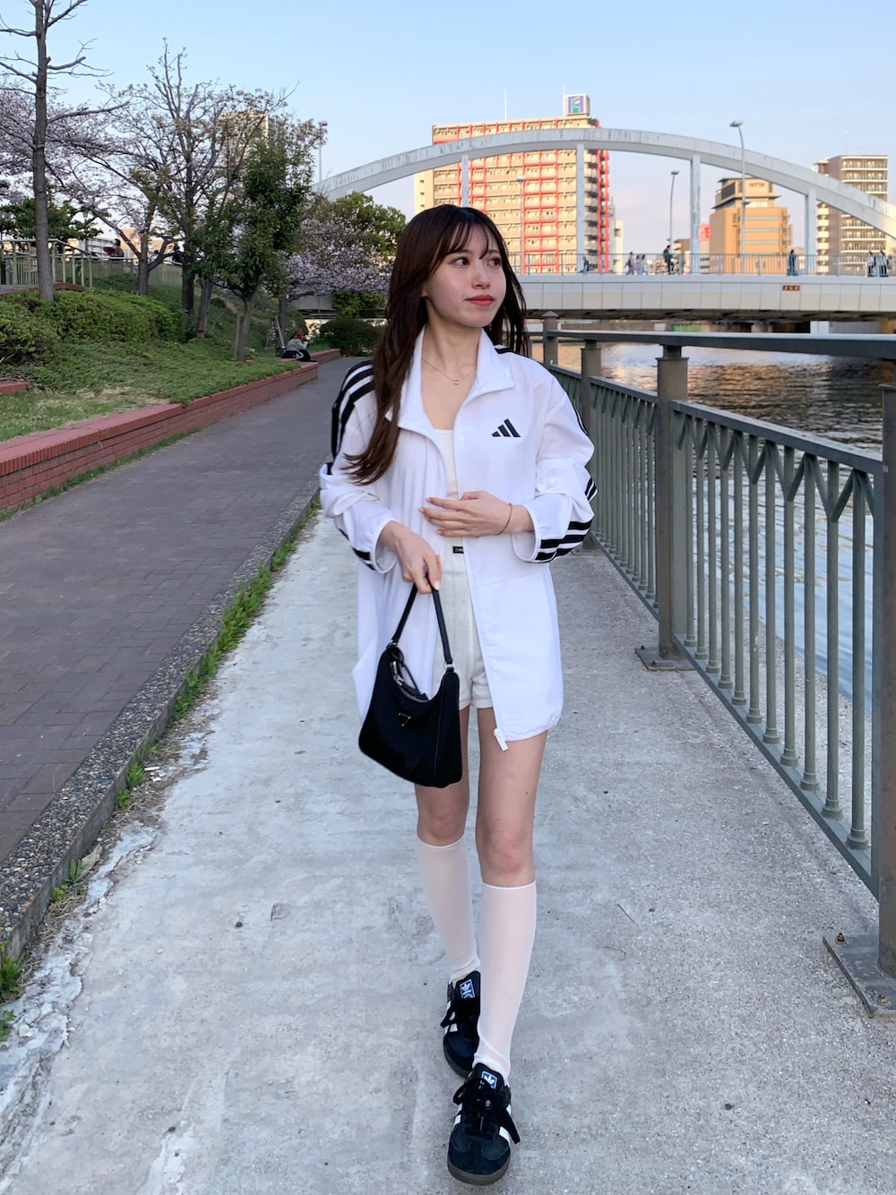「春ファッション、大人かわいい、おしゃれさんと繋がりたい、低身長女子、スポーツミックス、スポーティ、トラックジャケット、ナイロンジャケット、スニーカーコーデ、adidas、初春コーデ、モノトーン、ホワイトコーデ、ワントーンコーデ」｜「PRANK PROJECTのアイレットレースショーツ / Eyelet lace Shorts（ショーツ、ホワイト系）」を使った、Rioさん（骨格ナチュラル・レディース・150cm）の春コーディネートの1枚目の写真