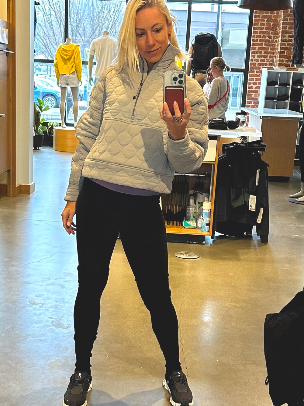 「basic style、gym、athleisure、lululemon、warm、comfortable、sporty、YOGA、fitness、leggings」｜「Lululemon Athleticaのアイテム（ダウンジャケット/コート、ベージュ系）」を使った、Amber Sunさん（レディース・168cm）の冬コーディネートの1枚目の写真