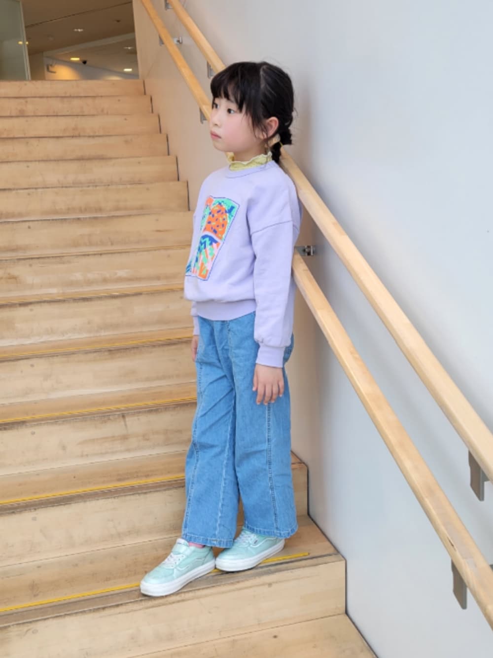 グリーン系のスニーカー、パープル系のスウェット、イエロー系のTシャツ/カットソーを着用したキッズの春コーディネートの1枚目の写真