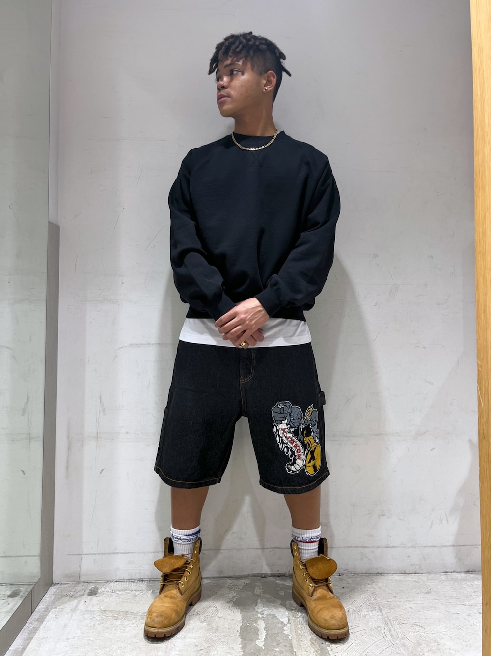 「スウェット、デニムショートパンツ」｜「XLARGEのMILITARY RAGLAN CREWNECK SWEATSHIRT（スウェット、ブラック系）」を使った、CHRISさん（メンズ・172cm）の春コーディネートの1枚目の写真
