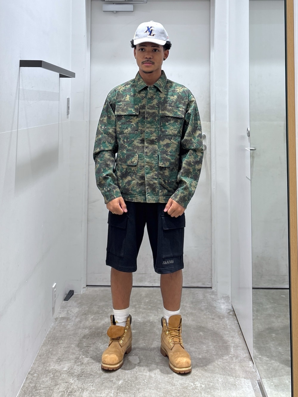 「キャップ、ミリタリージャケット、ハーフパンツ、フォール、XLARGE」｜「XLARGEのWORLDWIDE PLAYERS CAP（キャップ、グレー系）」を使った、CHRISさん（骨格ウェーブ・メンズ・172cm）の夏コーディネートの1枚目の写真