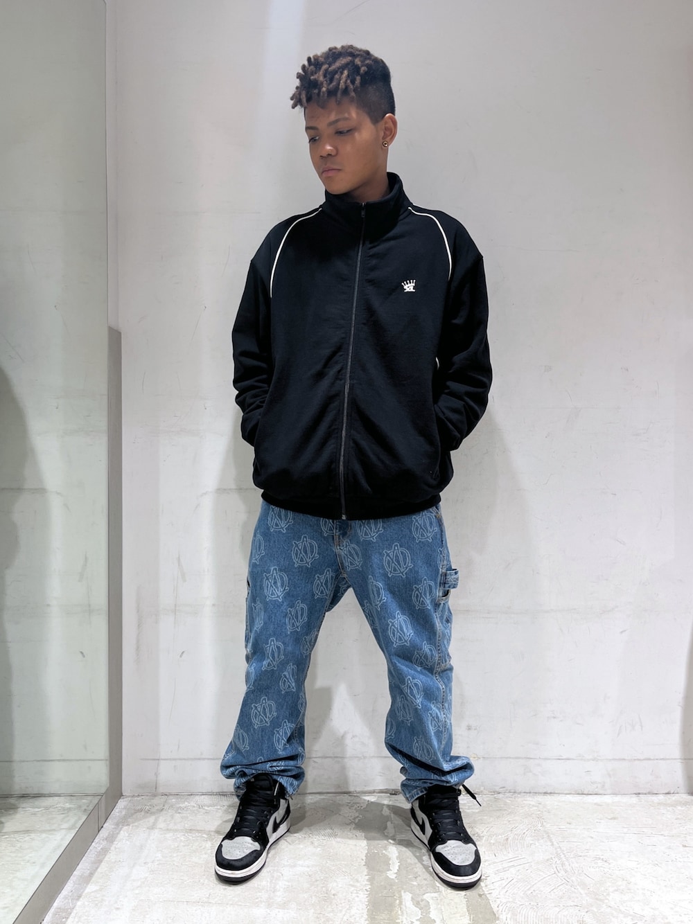 「デニム、オーバーサイズ、Ｂ－ｂｏｙ、スエット」｜「XLARGEのALLOVER CIRCLE XL DENIM PANTS（デニムパンツ、ブルー系）」を使った、CHRISさん（メンズ・172cm）の冬コーディネートの1枚目の写真