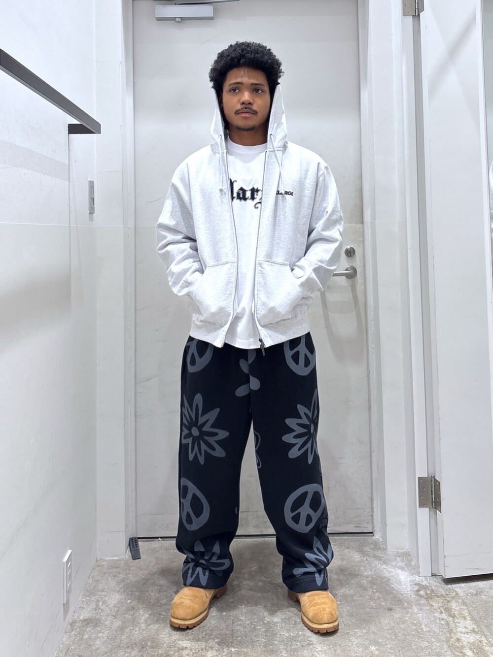 ブラック系のスウェットパンツ、ホワイト系のTシャツ/カットソー、グレー系のパーカーを着用したメンズの秋コーディネートの1枚目の写真