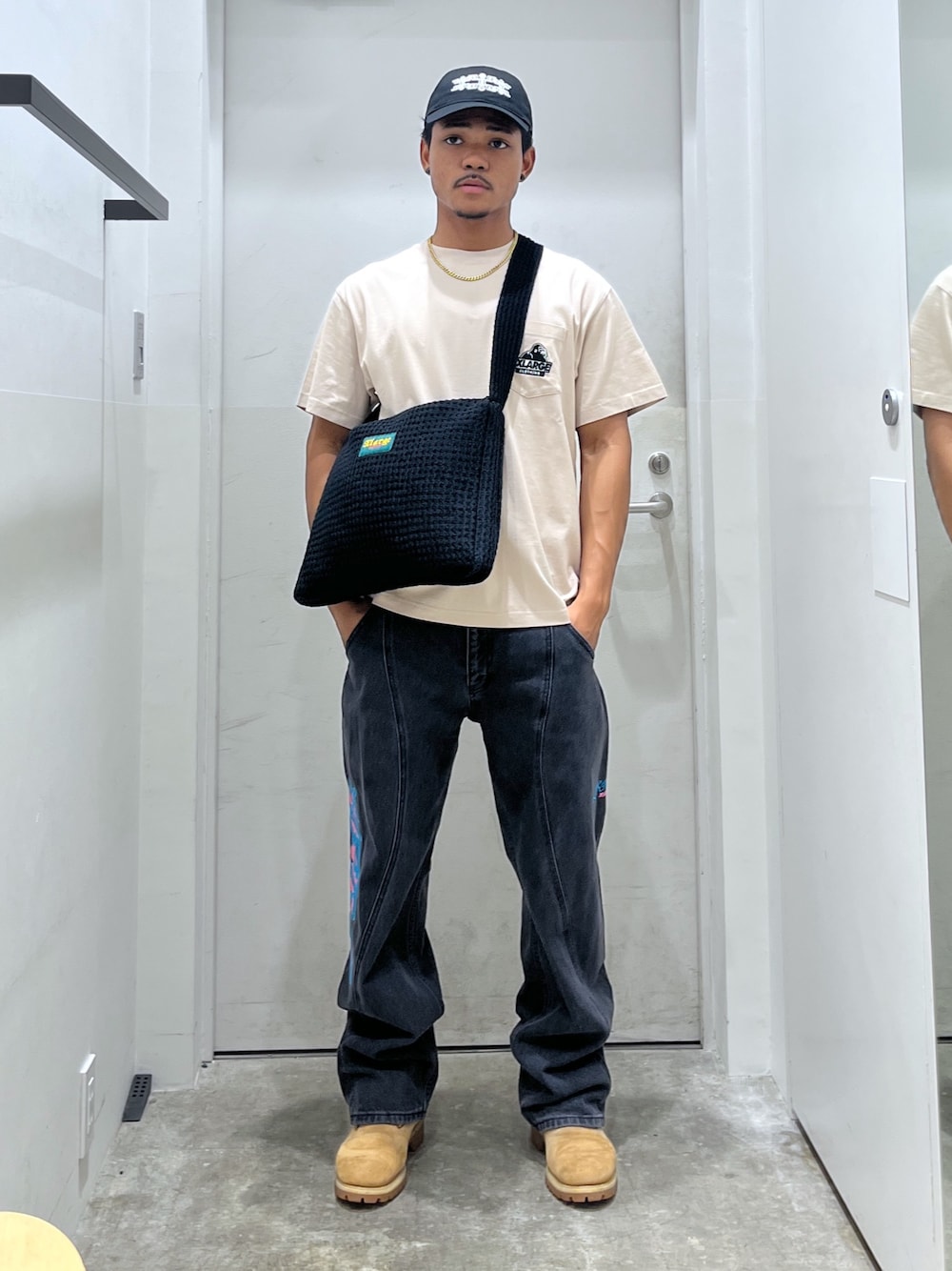 「デニム、キャップ、ショルダーバッグ、Tシャツ、XLARGE、サマー」｜「XLARGEのXLARGE×BOB MARLEY KNIT SHOULDER BAG（ショルダーバッグ、ブラック系）」を使った、CHRISさん（骨格ウェーブ・メンズ・172cm）の夏コーディネートの1枚目の写真