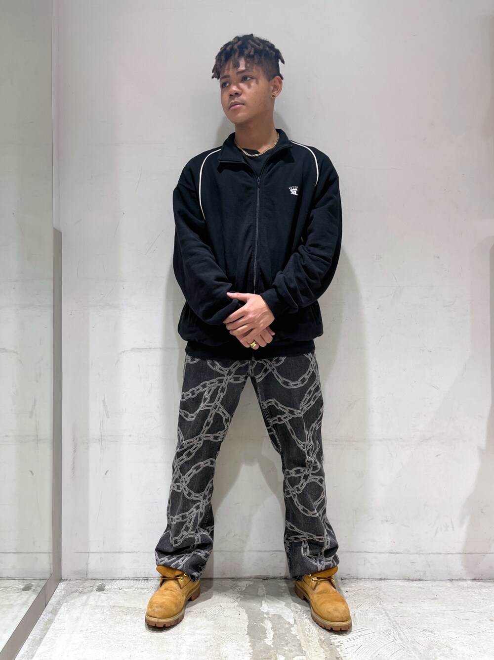 「スェット、デニム」｜「Crawling DeathのXLARGE×Crawling Death CHAIN DENIM PANTS（デニムパンツ、ブラック系）」を使った、CHRISさん（メンズ・172cm）の春コーディネートの1枚目の写真