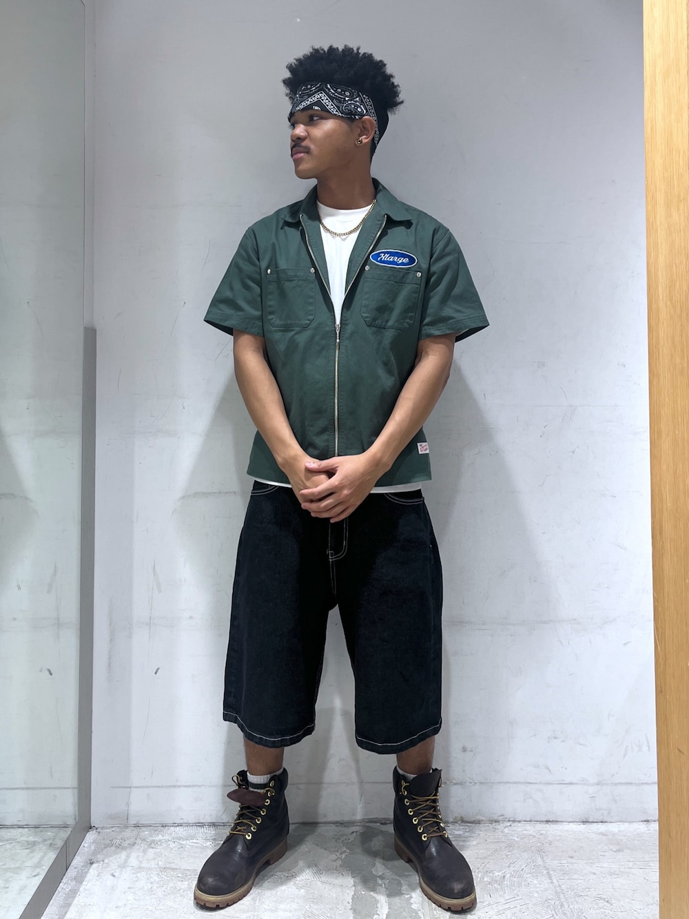 「シャツ、デニムショートパンツ、Tシャツ、サマー」｜「XLARGEのOLD ENGLISH DENIM SHORTS（その他パンツ、ブラック系）」を使った、CHRISさん（メンズ・172cm）の春コーディネートの1枚目の写真