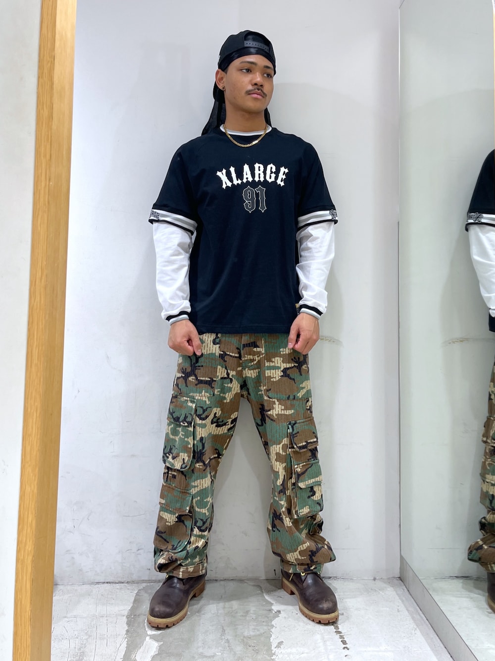 「カーゴパンツ、Tシャツ、キャップ、ドゥーラグ、メイサイ柄、XLARGE」｜「XLARGEのXLARGE 91 LAYERD L/S TEE（Tシャツ/カットソー、ブラック系）」を使った、CHRISさん（骨格ウェーブ・メンズ・172cm）の春コーディネートの1枚目の写真
