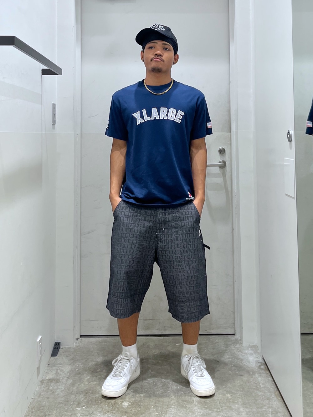 「キャップ、サマー、ハーフパンツ、Tシャツ、XLARGE」｜「XLARGEのVARSITY LOGO S/S TEE（Tシャツ/カットソー、ブルー系）」を使った、CHRISさん（骨格ウェーブ・メンズ・172cm）の夏コーディネートの1枚目の写真