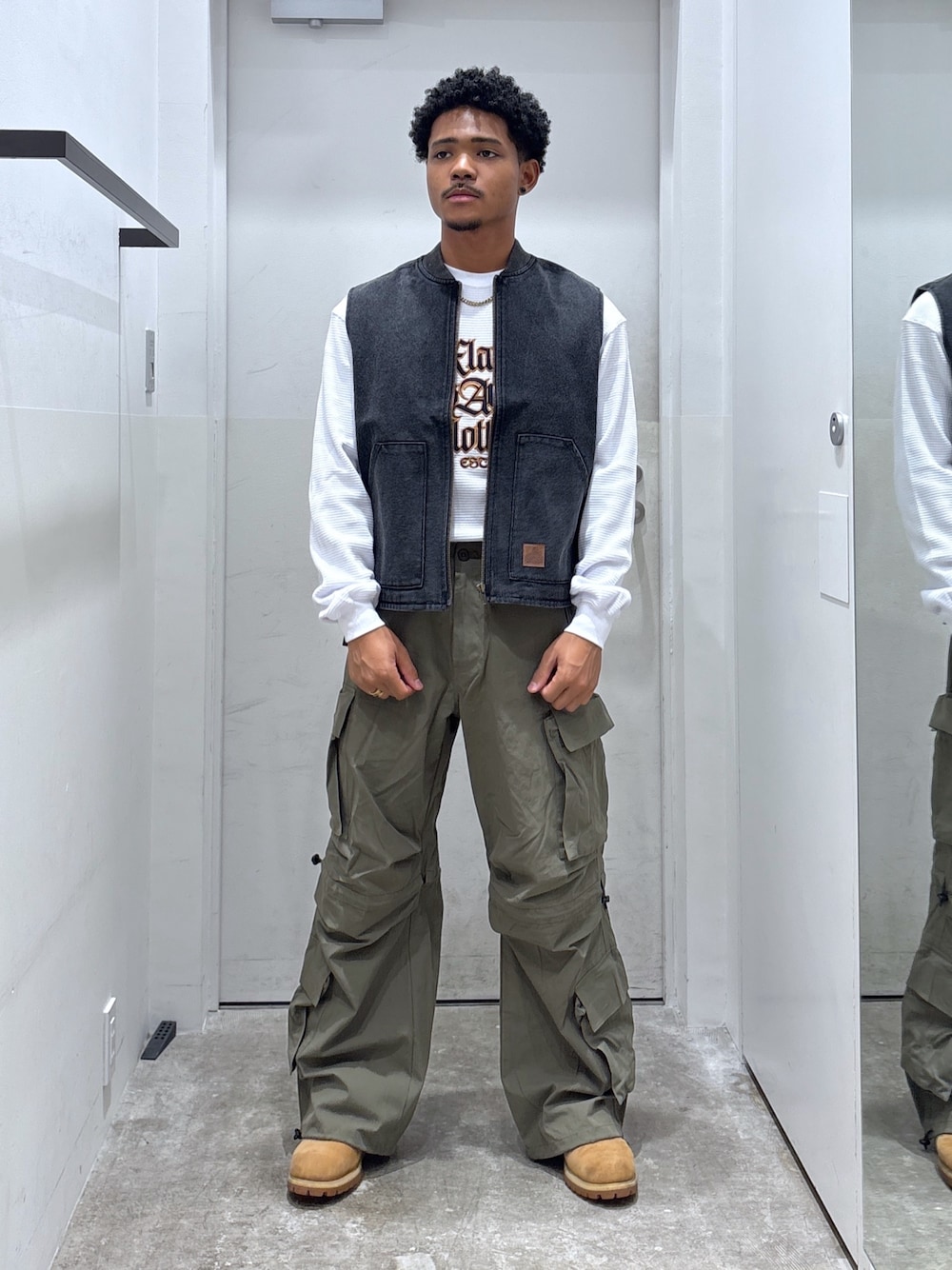 「ベスト、Tシャツ、カーゴパンツ、フォール、XLARGE」｜「XLARGEのPATCHED CANVAS VEST（ベスト、ブラック系）」を使った、CHRISさん（骨格ウェーブ・メンズ・172cm）の夏コーディネートの1枚目の写真