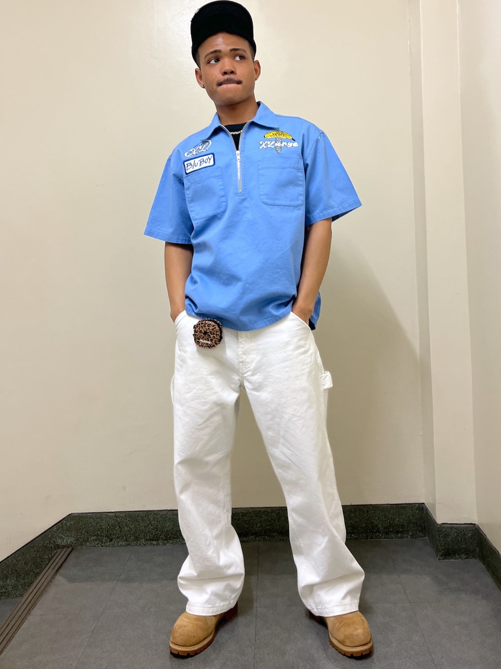 「シャツ、キャップ、小物、レオパード」｜「XLARGEのXLARGE×Blu Boy HALF ZIP S/S WORK SHIRT（シャツ/ブラウス、ブルー系）」を使った、CHRISさん（メンズ・172cm）の春コーディネートの1枚目の写真
