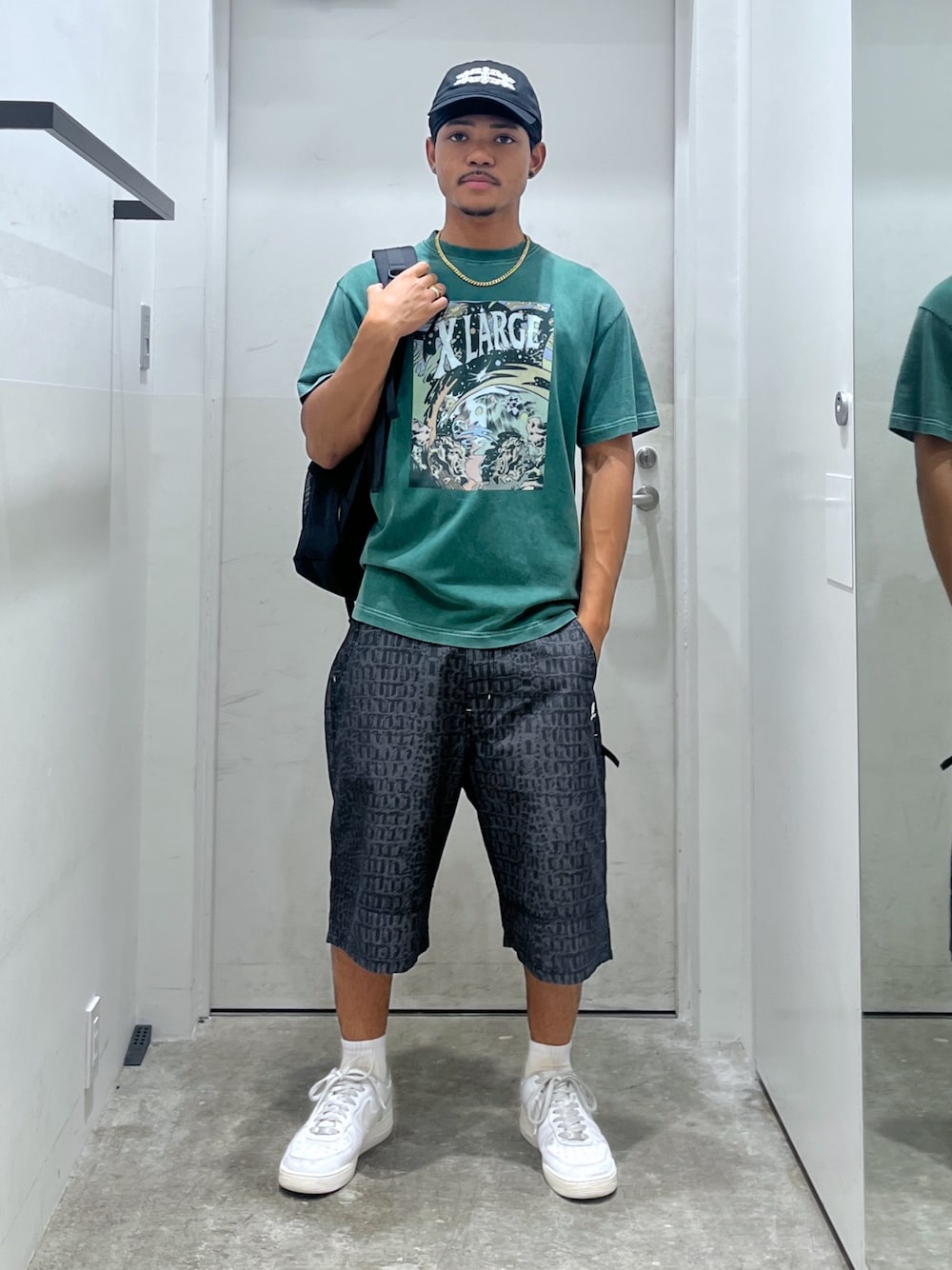 「ハーフパンツ、キャップ、リュック、Tシャツ、XLARGE、サマー」｜「XLARGEのXLARGE COMIC ONE S/S TEE（Tシャツ/カットソー、グリーン系）」を使った、CHRISさん（骨格ウェーブ・メンズ・172cm）の夏コーディネートの1枚目の写真