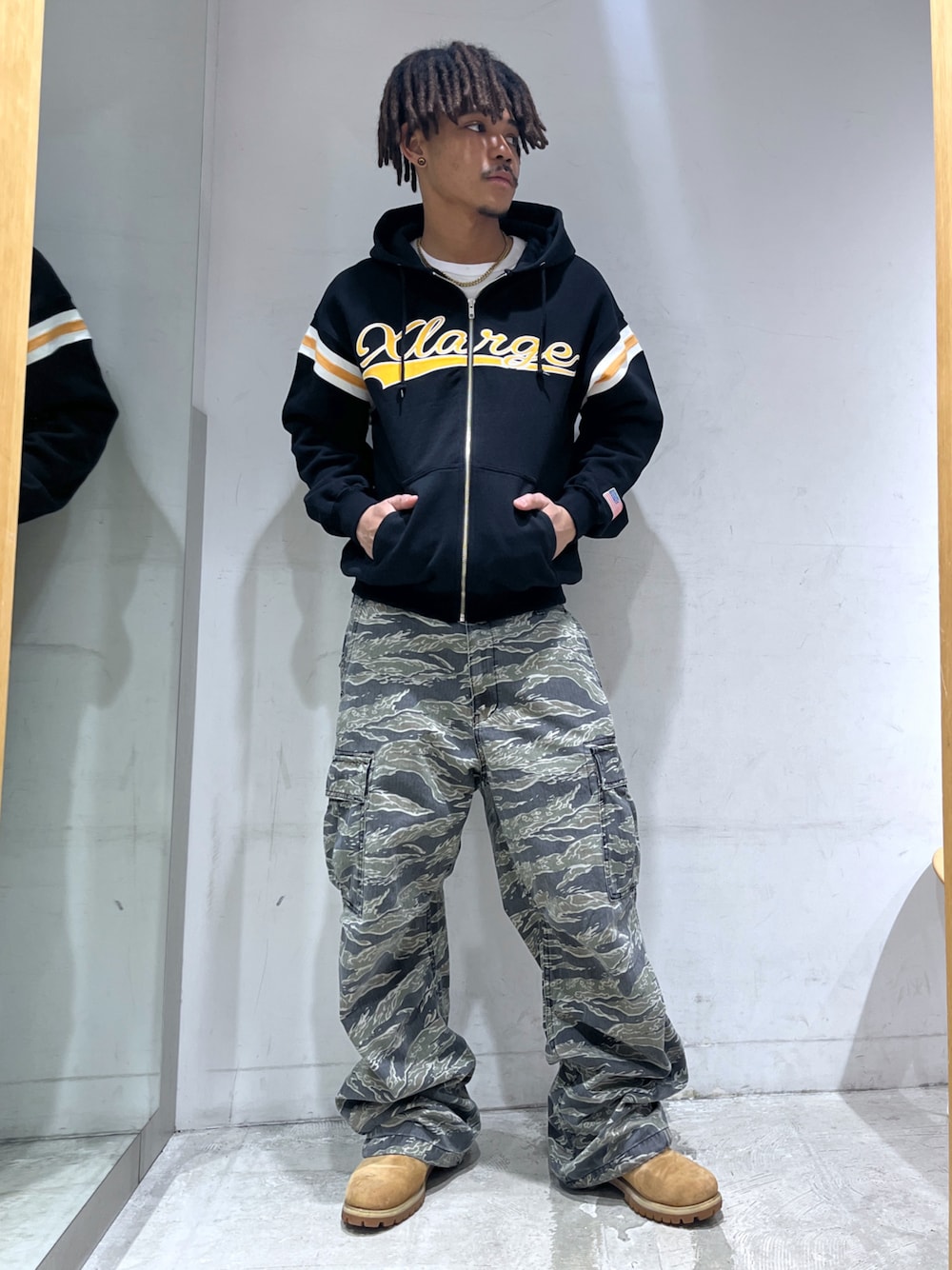 「カーゴパンツ、パーカー、ストリート」｜「XLARGEのアイテム（パーカー、ブラック系）」を使った、CHRISさん（メンズ・172cm）の冬コーディネートの1枚目の写真