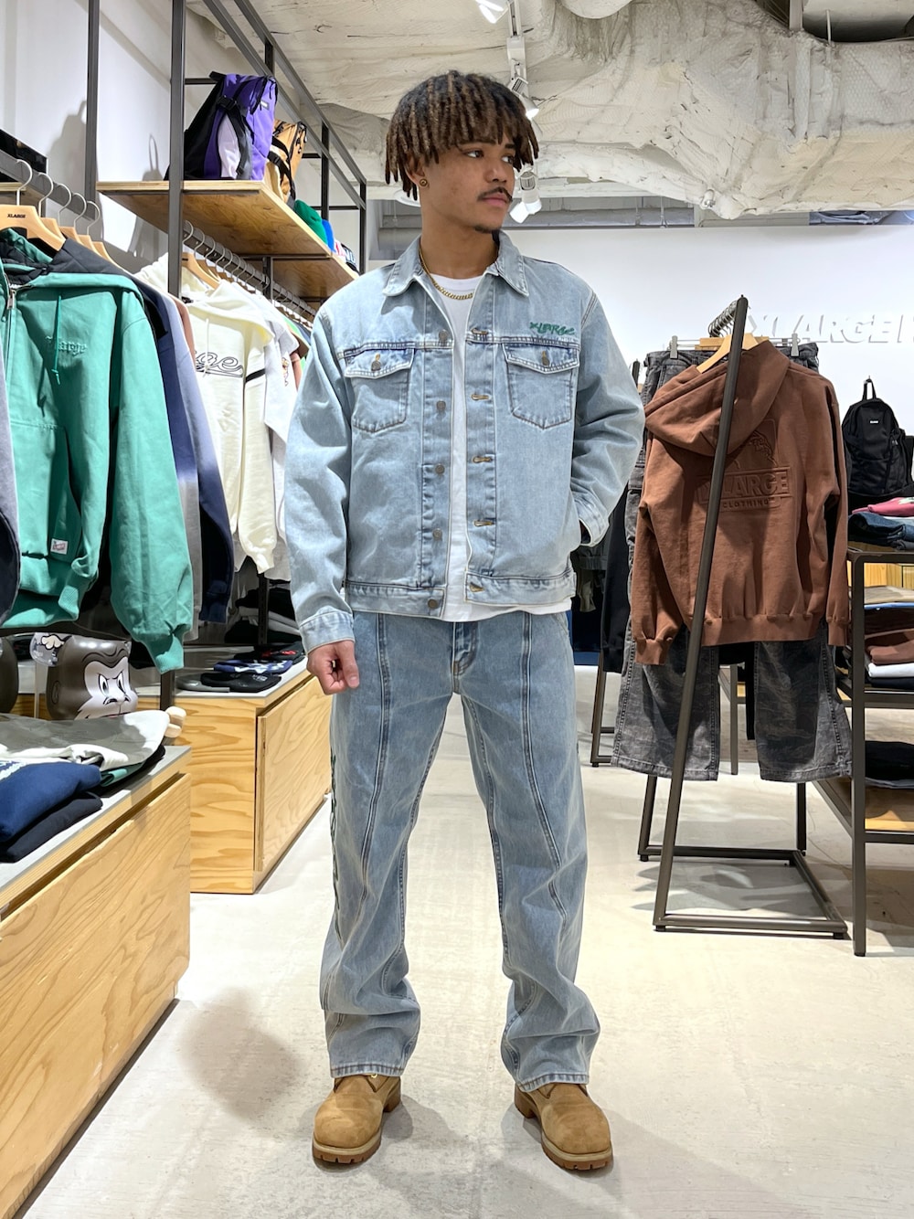 「セットアップ、デニムジャケット、デニムパンツ、春コーデ」｜「XLARGEのアイテム（デニムジャケット、ブルー系）」を使った、CHRISさん（メンズ・172cm）の冬コーディネートの1枚目の写真