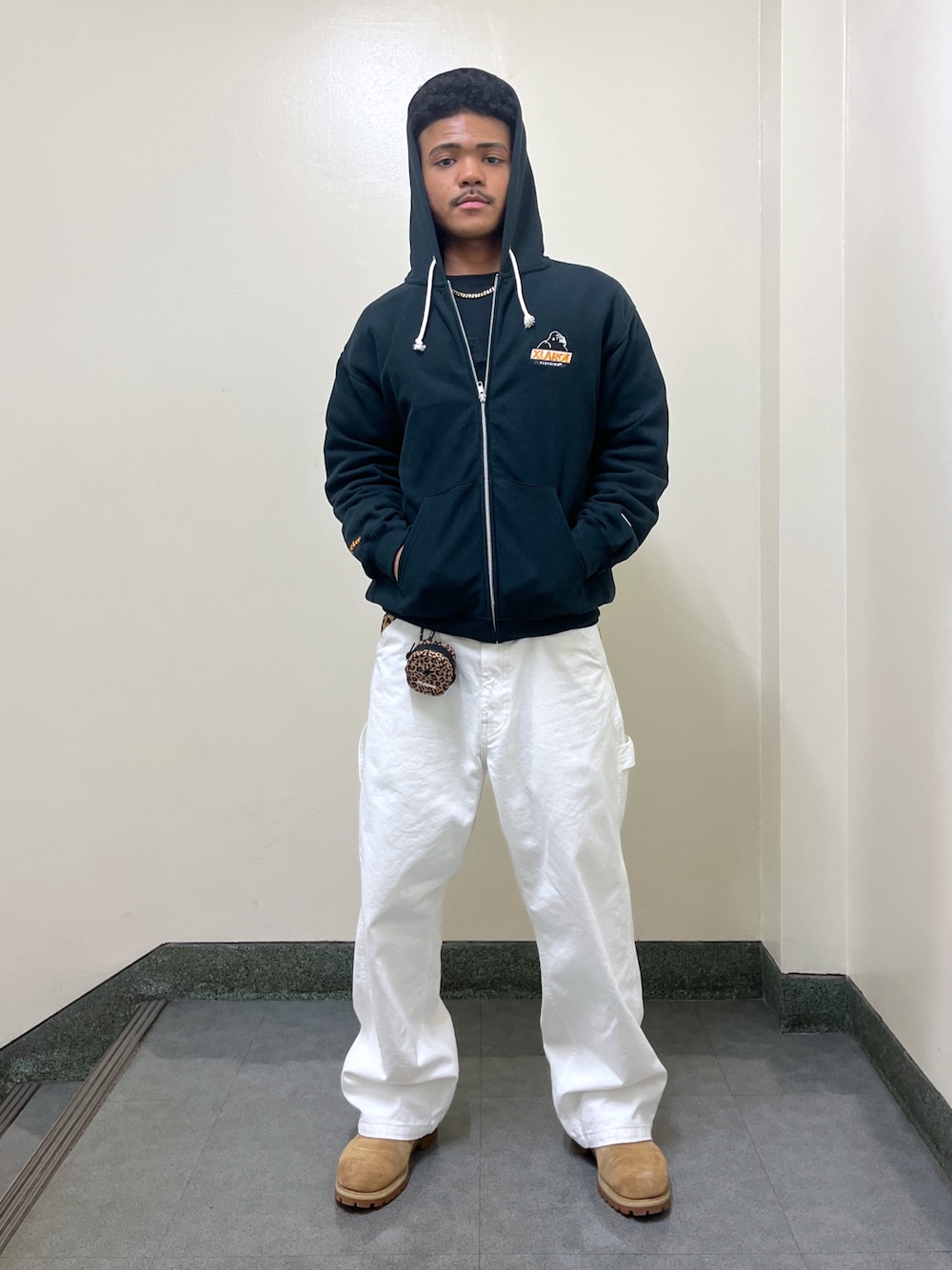 「パーカー、チャンピオン、XLARGE」｜「XLARGEのSOFT EARPHONE CASE（スマホグッズ、ベージュ系）」を使った、CHRISさん（メンズ・172cm）の春コーディネートの1枚目の写真