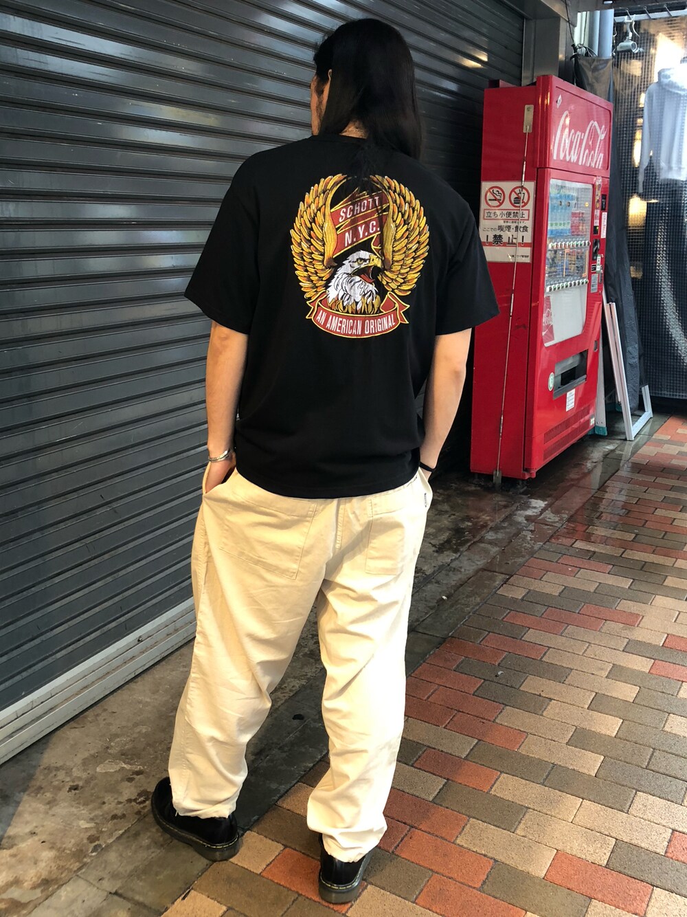 「春夏コーデ、大人カジュアル、きれいめカジュアル、シンプル、メンズコーデ、春ファッション、アメカジコーデ、イージーパンツ、イージーパンツスタイル、eagle、刺繍、刺繍トップス、刺繍Tシャツ、刺繍ロゴ、shott」｜「schottのSchott/ショット/T-SHIRT "EAGLE AND RIBBON EMB"/刺繍Tシャツ "イーグル アンド リボン"（Tシャツ/カットソー、ブラック系）」を使った、ROYさん（メンズ・170cm）の春コーディネートの1枚目の写真