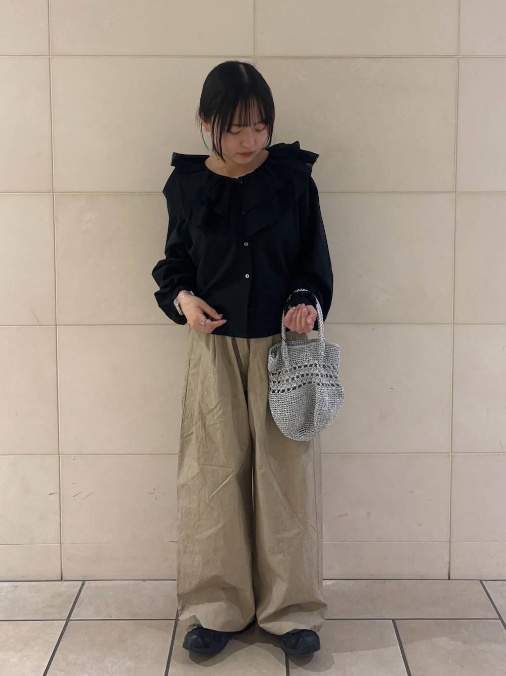 「大人カジュアル、シンプルコーデ、ブラウス、mizuiroind、アーバンリサーチドアーズ、newarrival、低身長コーデ、新作、ナチュラル×イエベ秋、私の推し新作アイテム、ブラウスが主役の春コーデ」｜「RODE SKOのビーズショルダーバッグ（ショルダーバッグ、シルバー系）」を使った、chihiroさん（レディース・153cm）の春コーディネートの1枚目の写真