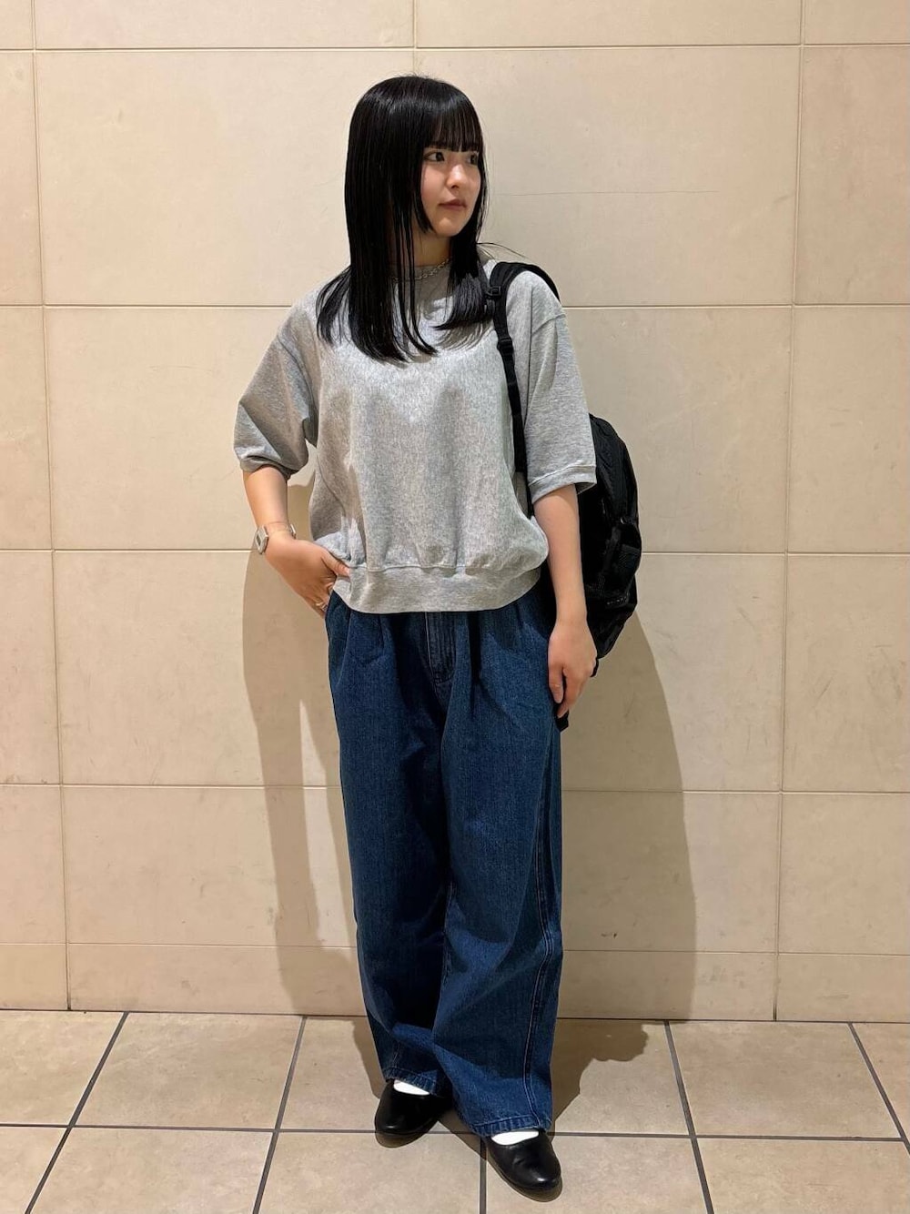 「大人カジュアル、スポーツミックス、カジュアルコーデ、シンプルコーデ、デニムパンツ、かぐれ、低身長、アーバンリサーチドアーズ、休日スタイル、低身長コーデ、新作、アウトドアコーデ、旅行コーデ、きれいめtシャツ、ナチュラル×イエベ秋」｜「URBAN RESEARCH DOORSの2タックギャザーデニムパンツ（デニムパンツ、ブルー系）」を使った、chihiroさん（レディース・153cm）の春コーディネートの1枚目の写真