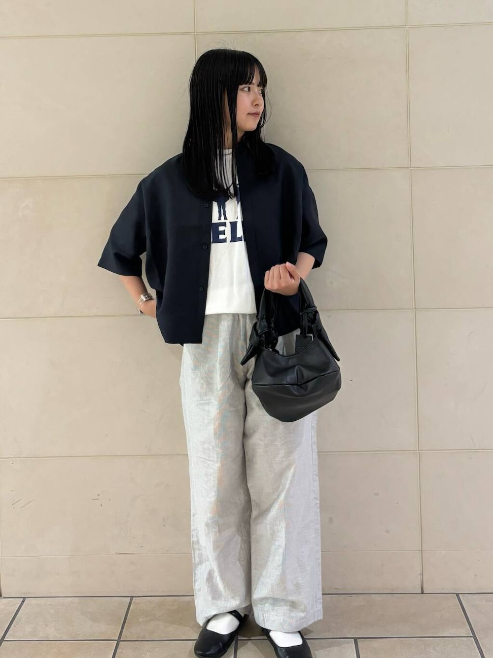 「大人カジュアル、カジュアルコーデ、低身長、雨の日コーデ、アーバンリサーチドアーズ、newarrival、休日スタイル、低身長コーデ、新作、シャツコーデ、旅行コーデ、ナチュラル×イエベ秋、私のイチ推しブランド、外遊びコーデ、私の推し新作アイテム」｜「URBAN RESEARCH DOORSのメリージェーン（パンプス、ブラック系）」を使った、chihiroさん（レディース・153cm）の春コーディネートの1枚目の写真