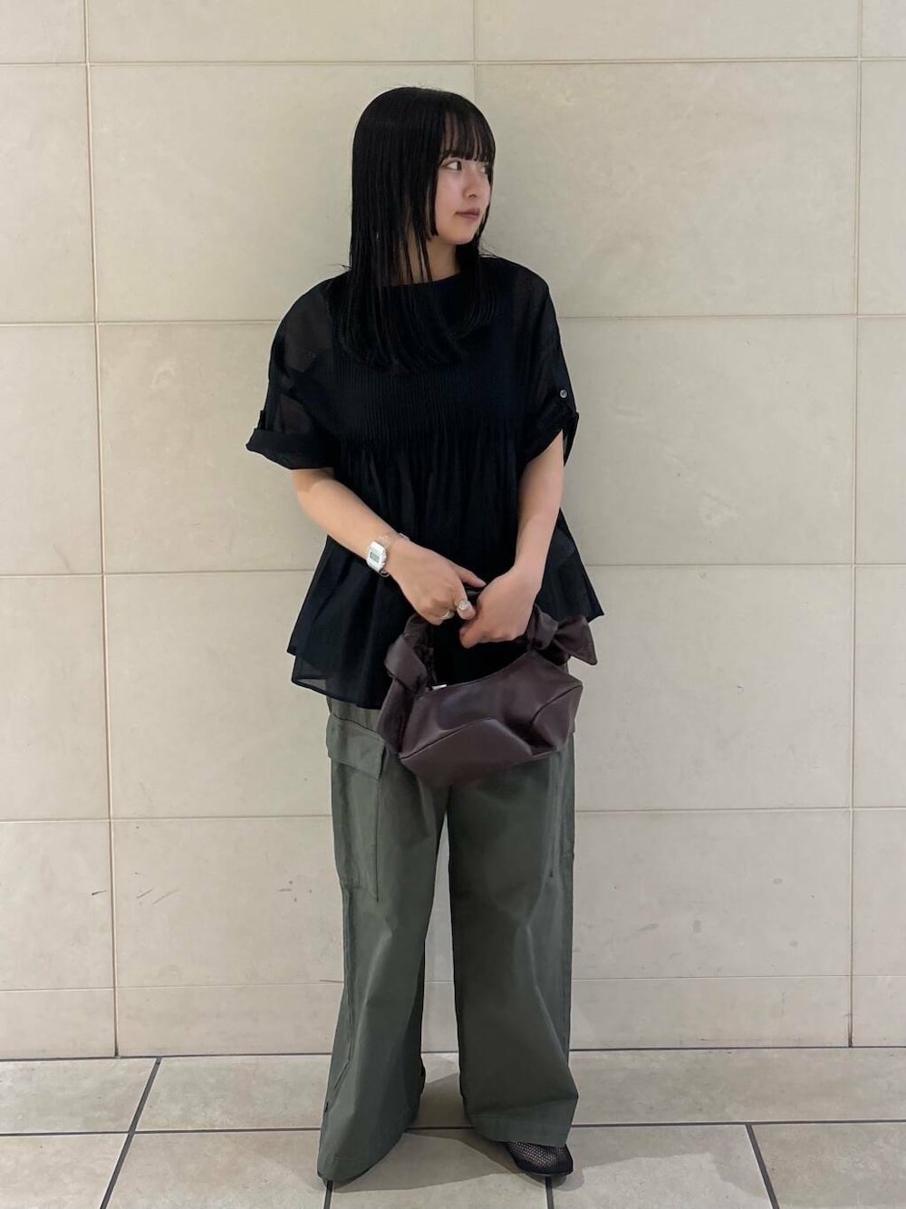 「カーディガン、大人カジュアル、カジュアルコーデ、シンプルコーデ、かぐれ、低身長、アーバンリサーチドアーズ、newarrival、リネンパンツ、休日スタイル、低身長コーデ、新作、旅行コーデ、ナチュラル×イエベ秋、私のイチ推しブランド」｜「URBAN RESEARCH DOORSのリップルベーシックタンクトップ（タンクトップ、ブラック系）」を使った、chihiroさん（レディース・153cm）の春コーディネートの1枚目の写真