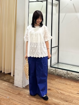 「URBAN RESEARCH DOORS（アーバンリサーチドアーズ）のアイレットレース2wayブラウス｜体型カバー/刺繍/軽量/清涼感/甘め/大人カジュアル（シャツ/ブラウス、ホワイト系）」を使った、chihiroさん（レディース・153cm）の夏コーディネート