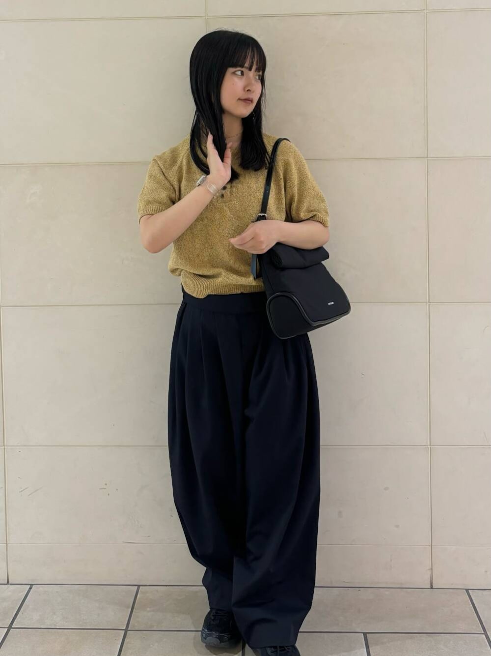 「大人カジュアル、カジュアルコーデ、シンプルコーデ、mizuiroind、低身長、アーバンリサーチドアーズ、newarrival、休日スタイル、doors、低身長コーデ、新作、綺麗めパンツ、旅行コーデ、ナチュラル×イエベ秋、私のイチ推しブランド」｜「RODE SKOのADD CULUMN　ROLLA M FABRIC（ショルダーバッグ、ブラック系）」を使った、chihiroさん（レディース・153cm）の春コーディネートの1枚目の写真