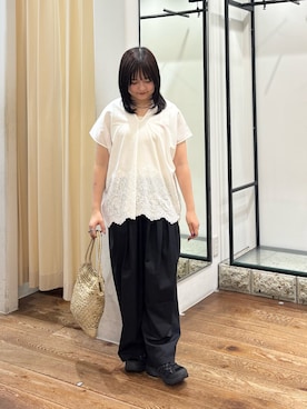 「URBAN RESEARCH DOORS（アーバンリサーチドアーズ）の裾刺繍Vネックブラウス（シャツ/ブラウス、ホワイト系）」を使った、chihiroさん（レディース・153cm）の夏コーディネート