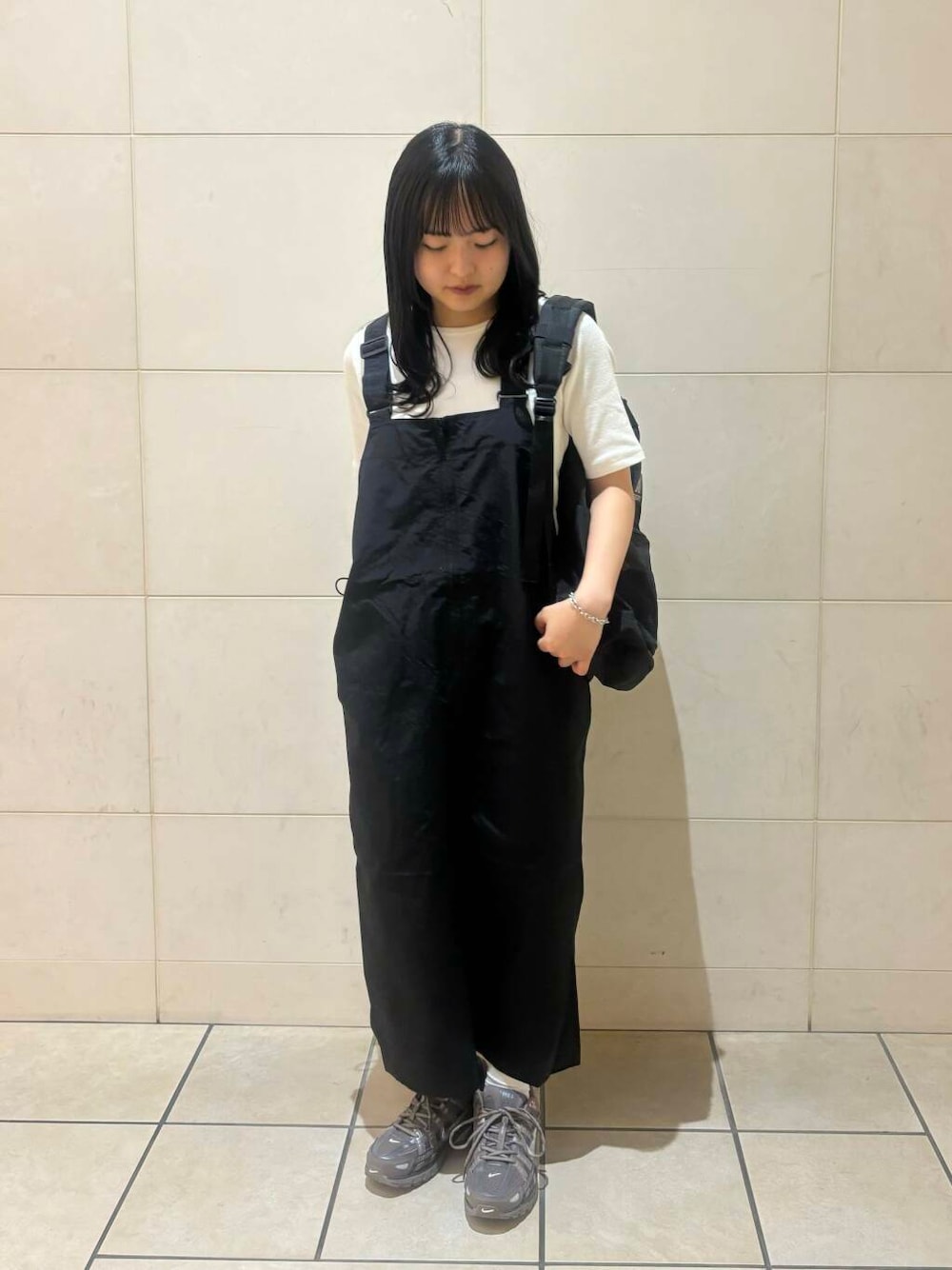 「大人カジュアル、スポーツミックス、シンプルコーデ、低身長、アーバンリサーチドアーズ、newarrival、休日スタイル、低身長コーデ、新作、アウトドアコーデ、旅行コーデ、ナチュラル×イエベ秋、最旬スニーカーコーデ、私のイチ推しブランド、初夏のお出掛けコーデ」｜「FORK&SPOONのFORK&SPOON　ナイロンサスペンダーワンピース（ジャンパースカート、ブラック系）」を使った、chihiroさん（レディース・153cm）の春コーディネートの1枚目の写真