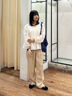 「URBAN RESEARCH DOORS（アーバンリサーチドアーズ）の『UR TECH』コットンギャザーVネックブラウス（シャツ/ブラウス、ホワイト系）」を使った、chihiroさん（レディース・153cm）の春コーディネート