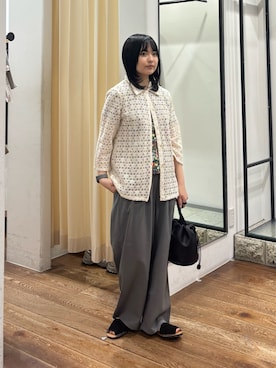 「URBAN RESEARCH DOORS（アーバンリサーチドアーズ）のmizuiro-ind　FLOWER PRINT T-SHIRTS（Tシャツ/カットソー、ブラック系）」を使った、chihiroさん（レディース・153cm）の春コーディネート