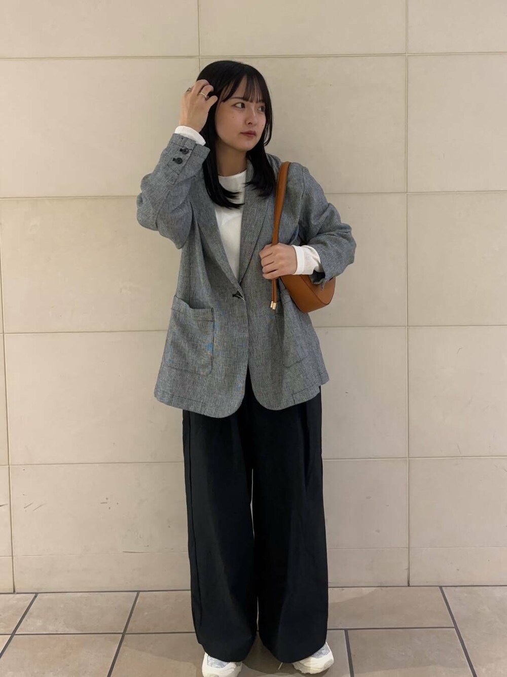 「大人カジュアル、ジャケットスタイル、シンプルコーデ、かぐれ、低身長、アーバンリサーチドアーズ、春アウター、newarrival、低身長コーデ、新作、綺麗めコーデ、asics、春カラーコーデ、ナチュラル×イエベ秋、低身長おススメアウター」｜「RODE SKOのワンハンドルムーンバッグ（ハンドバッグ、イエロー系）」を使った、chihiroさん（レディース・153cm）の春コーディネートの1枚目の写真