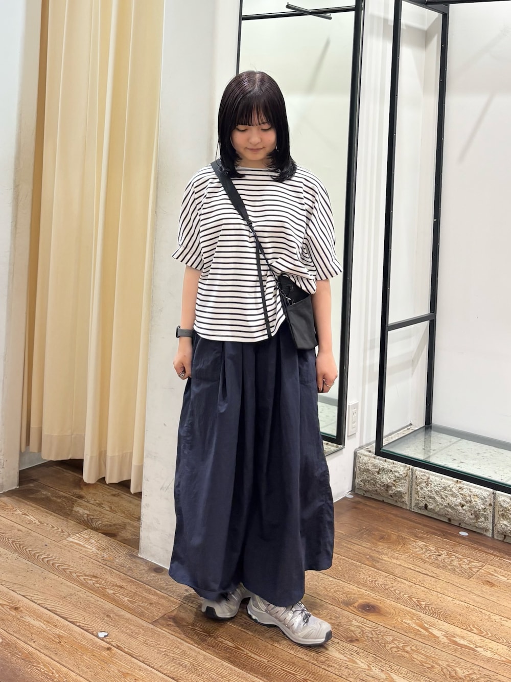 ホワイト系のTシャツ/カットソー、ブルー系のその他パンツ、ブラック系のショルダーバッグを着用したレディースの夏コーディネートの1枚目の写真