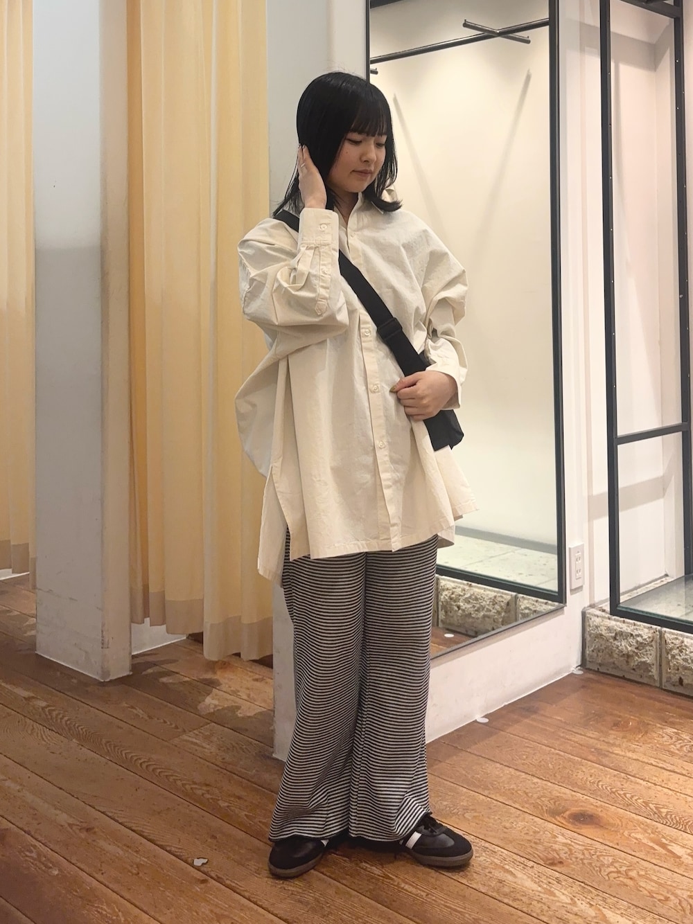 ブルー系のその他パンツ、ホワイト系のシャツ/ブラウス、ブラック系のスニーカーを着用したレディースの冬コーディネートの1枚目の写真