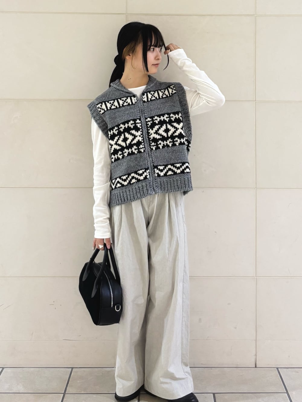 ホワイト系のTシャツ/カットソー、グレー系のその他パンツ、ブラック系のショルダーバッグを着用したレディースの秋コーディネートの1枚目の写真