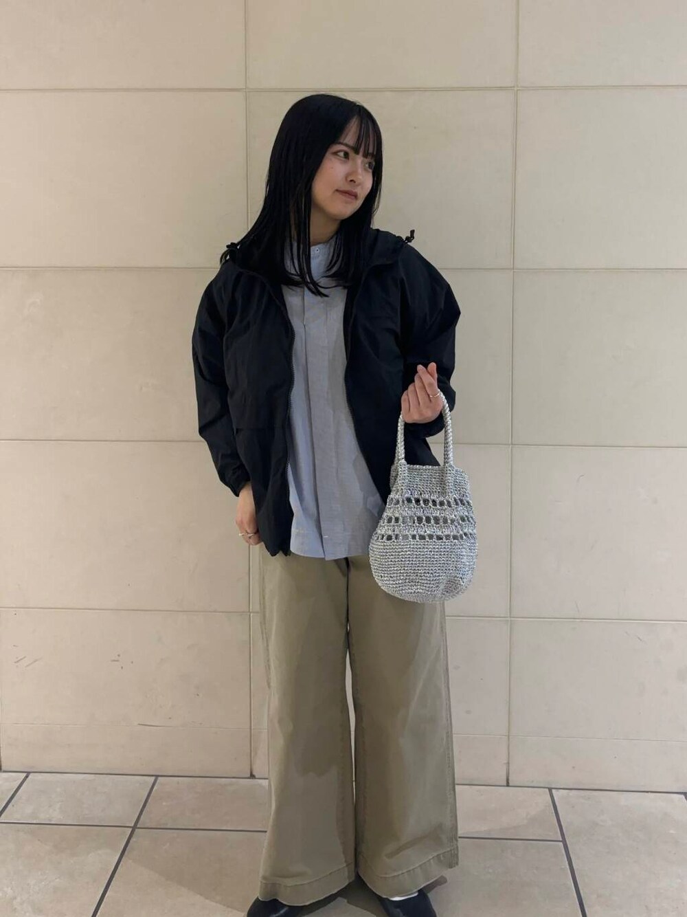「シンプルコーデ、アーバンリサーチドアーズ、春アウター、newarrival、低身長コーデ、新作、春カラーコーデ、ナチュラル×イエベ秋、低身長おススメアウター、私のイチ推しブランド、私の推し新作アイテム、先取り春色トップスコーデ、シャツが主役の春コーデ」｜「FORK&SPOONのFORK&SPOON　フレンチドリルピグメントチノパンツ（その他パンツ、ベージュ系）」を使った、chihiroさん（レディース・153cm）の春コーディネートの1枚目の写真
