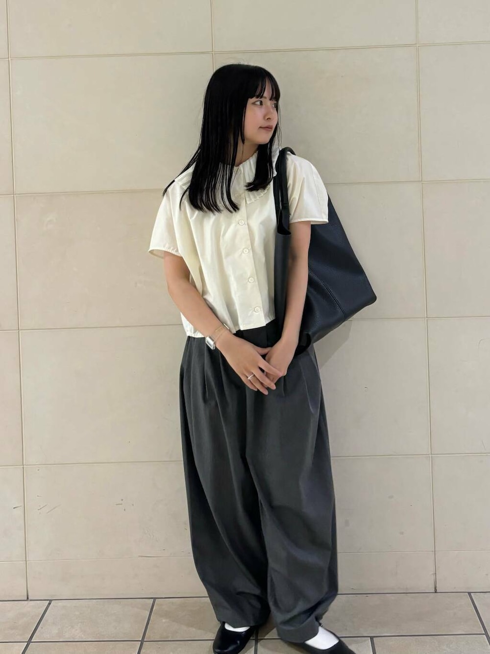 「大人カジュアル、ワイドパンツ、カジュアルコーデ、シンプルコーデ、mizuiroind、低身長、アーバンリサーチドアーズ、newarrival、休日スタイル、低身長コーデ、新作、旅行コーデ、ナチュラル×イエベ秋、私のイチ推しブランド、外遊びコーデ」｜「URBAN RESEARCH DOORSのメリージェーン（パンプス、ブラック系）」を使った、chihiroさん（レディース・153cm）の春コーディネートの1枚目の写真