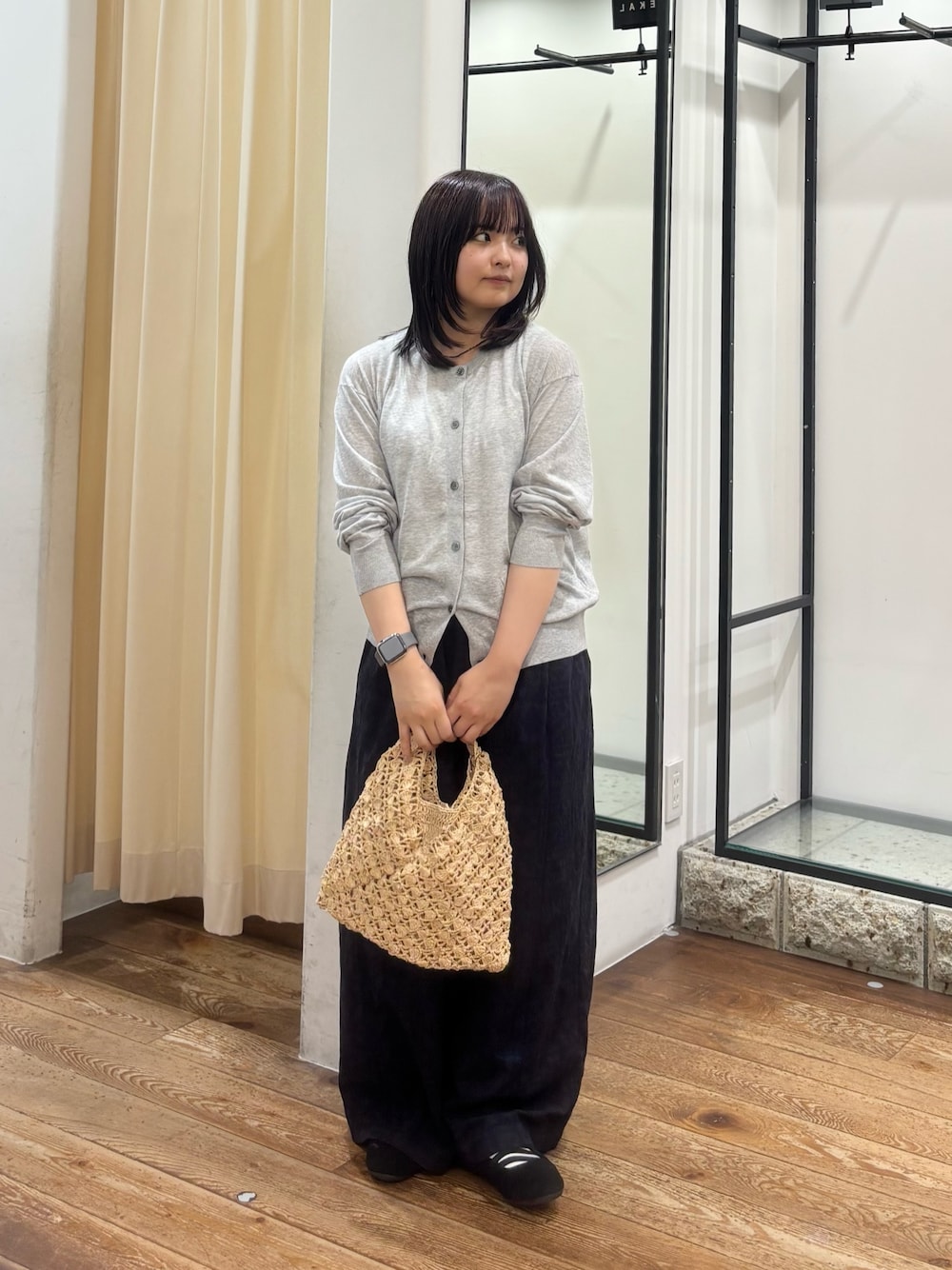 グレー系のカーディガン/ボレロ、ブルー系のその他パンツ、ベージュ系のハンドバッグを着用したレディースの夏コーディネートの1枚目の写真