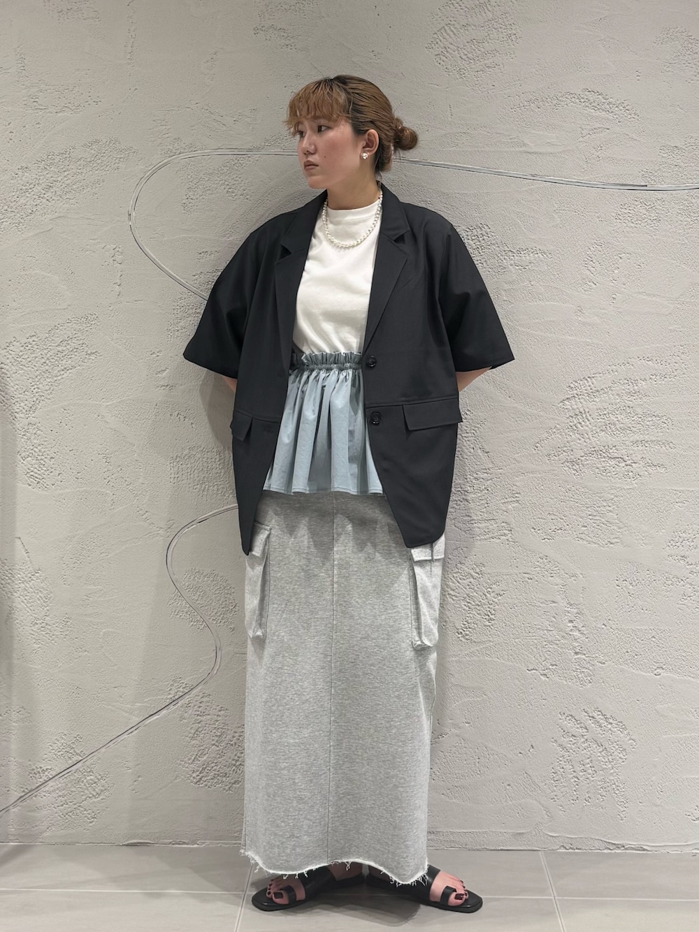 「KBF、kbf_ootd、Tシャツ、フリル、汗ジミ防止、スカート、スウェットスカート、ジャケット、サンダル、ネックレス、夏コーデ、キレイめカジュアル、kbfで選ぶ夏」｜「KBFのシティトングサンダル（サンダル、ブラック系）」を使った、のぶさん（骨格ウェーブ・レディース・163cm）の夏コーディネートの1枚目の写真