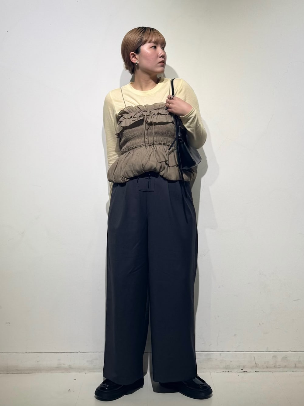 「KBF、kbf_ootd、ビスチェ、ビスチェセット、シャーリング、パンツ、パンツスタイル、レースアップ、ローファー、ショルダーバッグ、春カラー、春コーデ、カジュアルコーデ、kbfで選ぶ春」｜「KBFのシュータンデザインローファー（その他シューズ、ブラック系）」を使った、のぶさん（骨格ウェーブ・レディース・163cm）の春コーディネートの1枚目の写真
