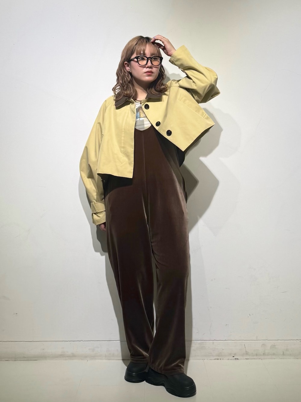 「KBF、kbf_ootd、ジャケット、ジャケットスタイル、ショート丈、シアートップス、オールインワン、ベロア、サボサンダル、メガネ女子、春コーデ、カジュアル、カジュアルコーデ、kbfで選ぶ春」｜「KBFのBACKフレアショートジャケット（その他アウター、ベージュ系）」を使った、のぶさん（骨格ウェーブ・レディース・163cm）の春コーディネートの1枚目の写真