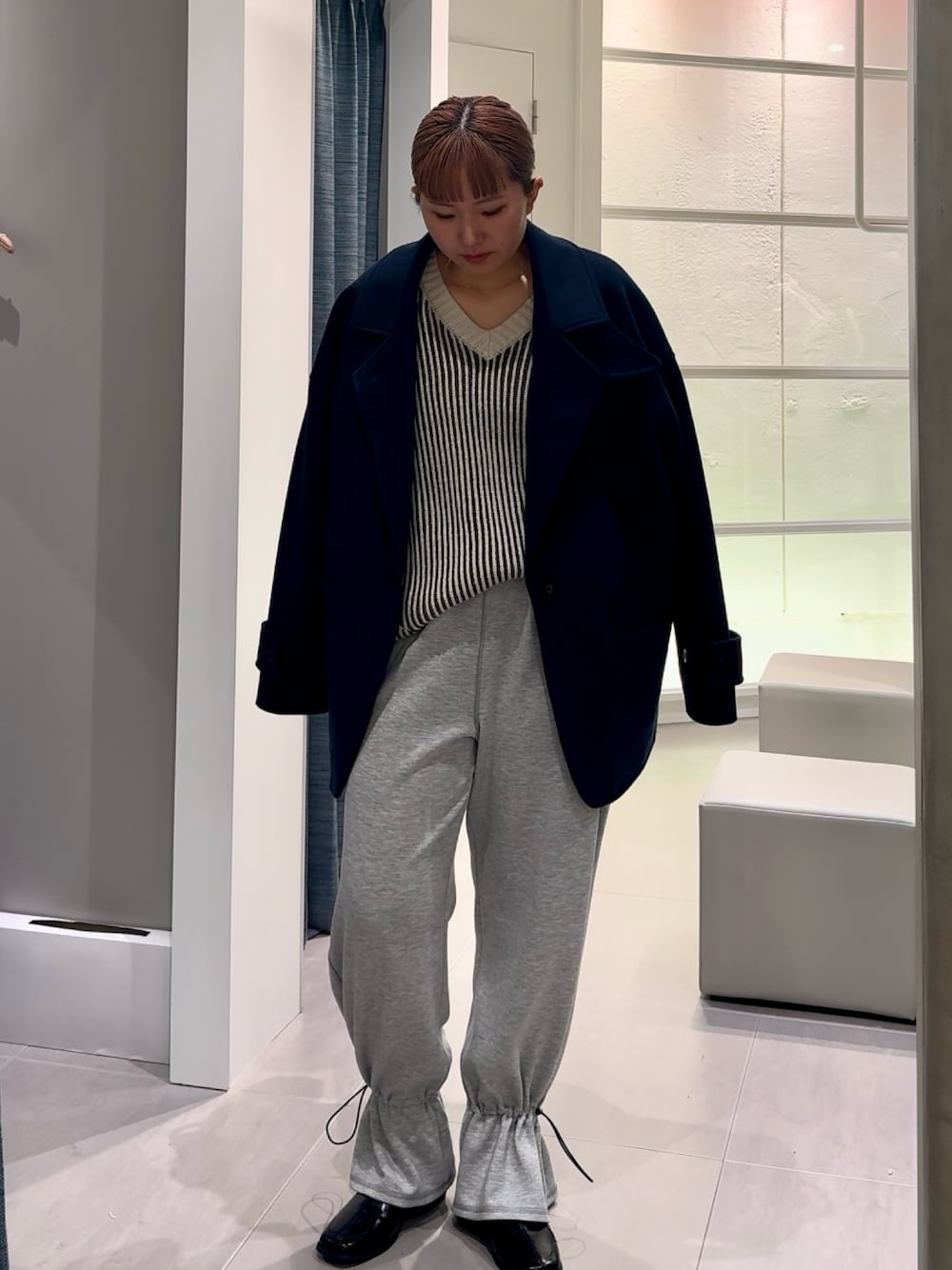 「KBF、kbf_ootd、骨格ウェーブ、冬コーデ、きれいめカジュアル、ニット、スウェットパンツ、ローファー、アウター、ミドルコート、モノトーン、休日スタイル」｜「KBFのバイカラーRIBオーバーニット（ニット/セーター、ホワイト系）」を使った、のぶさん（レディース・163cm）の冬コーディネートの1枚目の写真