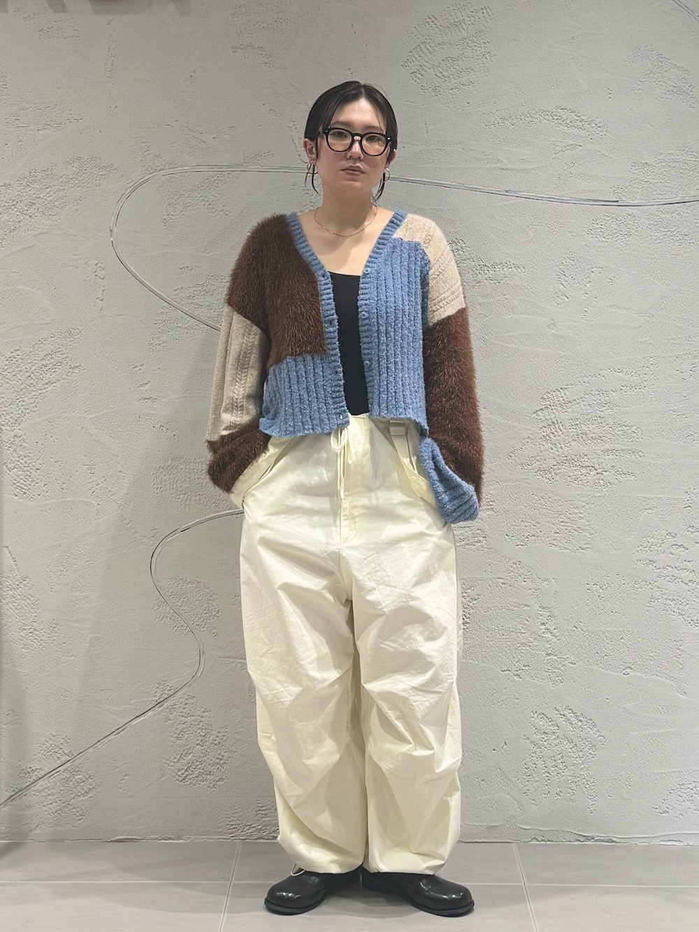 ブラック系のその他シューズ、ホワイト系のその他パンツ、ブルー系のカーディガン/ボレロを着用したレディースの秋コーディネートの1枚目の写真