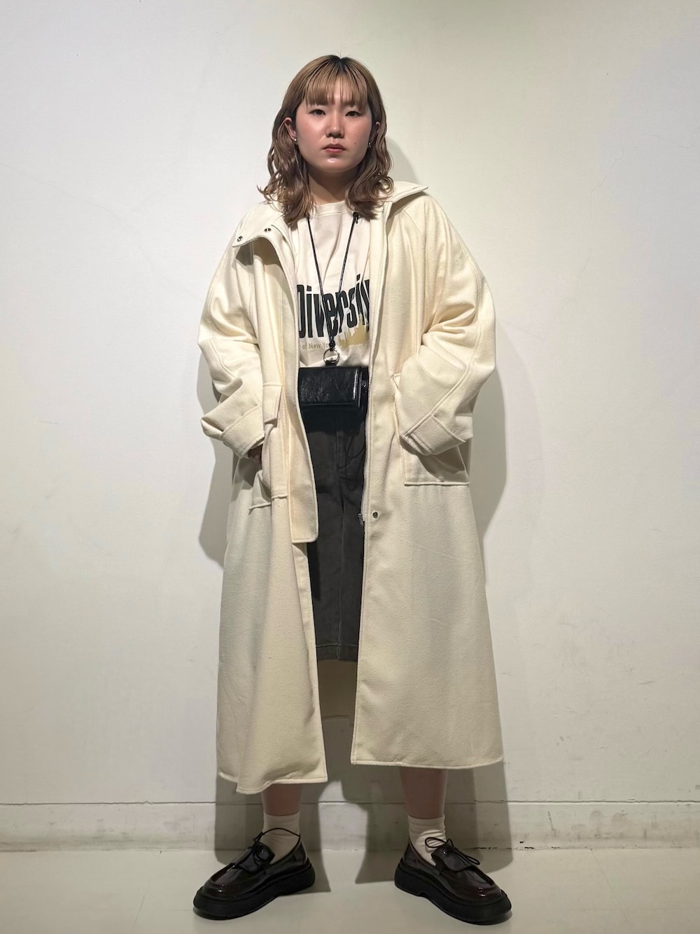 「KBF、kbf_ootd、アウター、春アウター、ロングコート、Tシャツ、フリル、ハーフパンツ、ウォレット、ローファー、カジュアル、カジュアルコーデ、kbfで選ぶ春」｜「KBFのウォッシュドハーフパンツ（その他パンツ、ブラウン系）」を使った、のぶさん（骨格ウェーブ・レディース・163cm）の春コーディネートの1枚目の写真